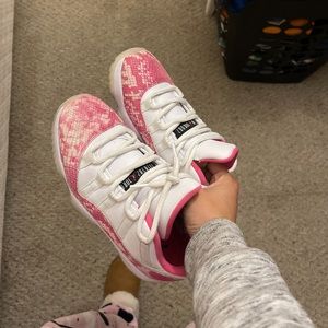 size 6.5 , good condition just to big for me a little yellow on the bottom